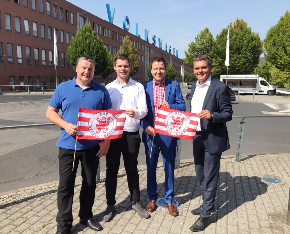 v.l.n.r.: Carsten Bätzold (VW-Betriebsratsvorsitzender), Daniel Bettermann (KSV-Marketingvorstand), Michael Krannich (KSV-Geschäftsführer), Heiko Hillwig (Leitung Kommunikation VW Kassel)