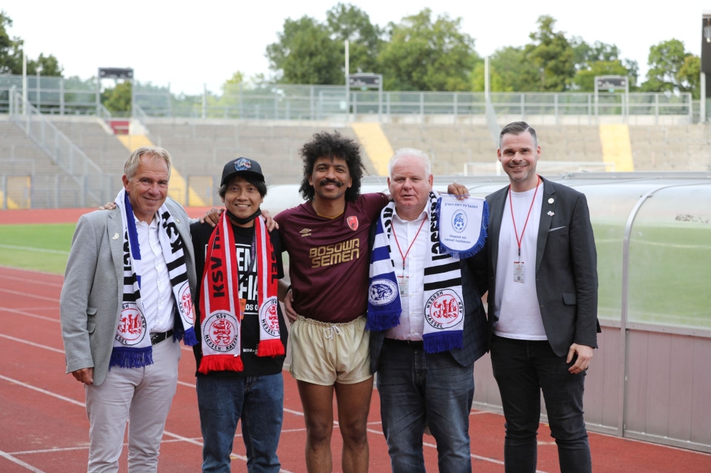 Freundschaftsspiel KSV Hessen - Hapoel Nir Ramat HaSharon: Gruppenbild mit Jens Rose, Reza Afisina, David Zabel, Joachim Herwig und Daniel Bettermann