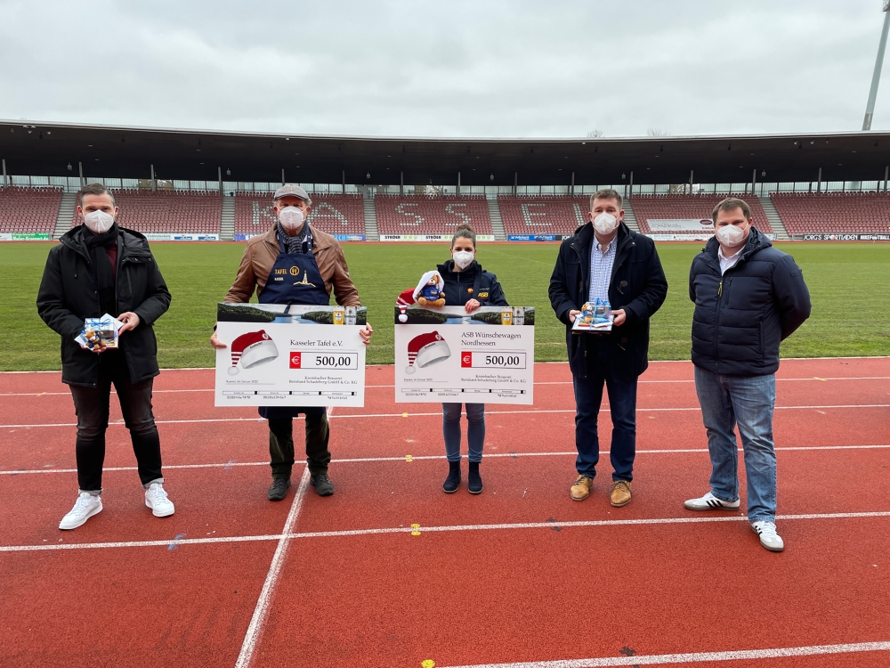 Fans des KSV Hessen Kassel ermöglichen im Rahmen der Krombacher Zipfelmützenaktion eine Spende über 1.000  Euro an gemeinnützige Institutionen in der Heimatregion ihres Vereins. Es freuen sich (v.l.n.r.):  Daniel Bettermann  (Vorstand 