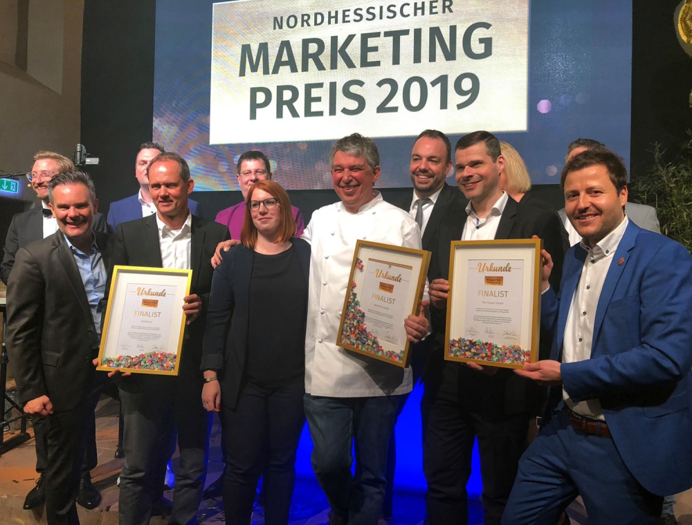 Die Finalisten und Preisträger des 13. Nordhessischen Marketingpreises 2019. v.l.n.r: Sascha Seifert (rehamed), verdeckt Sascha Gundlach (Präsident Marketingclub), Frank Ziemke, Marie Klement (beide HNA), Rainer Holzhauer (Renthof), Christian Ge